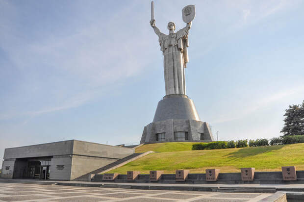 11. Монумент-скульптура «Родина-мать», Киев, Украина  высота, мир, статуя