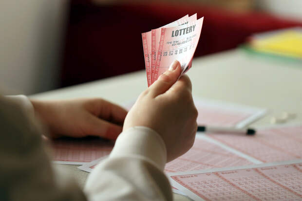 Женщина купила четыре выигрышных билета подряд