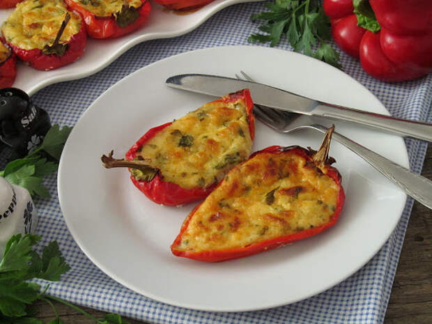 Перец фаршированный творогом, брынзой и твердым сыром