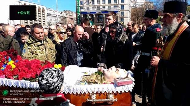 Похороны карателя закончились сожжением портретов Порошенко на Майдане Похороны карателя закончились сожжением портретов Порошенко на Майдане
