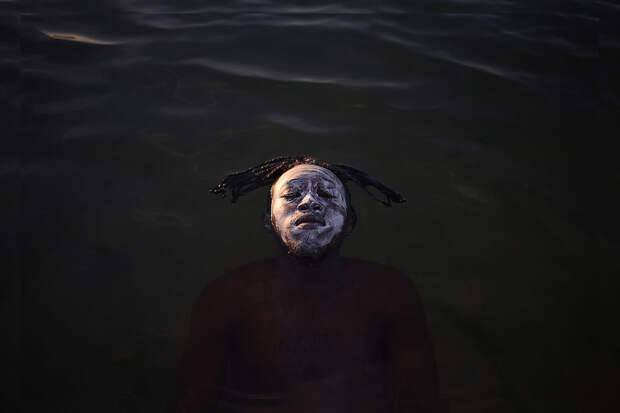 Беженец из Демократической Республики Конго плавает в водах залива Гуанабара, Рио-де-Жанейро