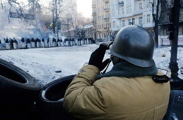 Сторонник евроинтеграции на баррикадах. Фото: Ефрем Лукацкий / AP