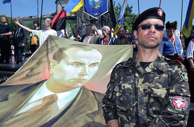 Представитель Конгресса украинских националистов с портретом Степана Бандеры на митинге во Львове. Фото: Петр Задорожный / РИА Новости