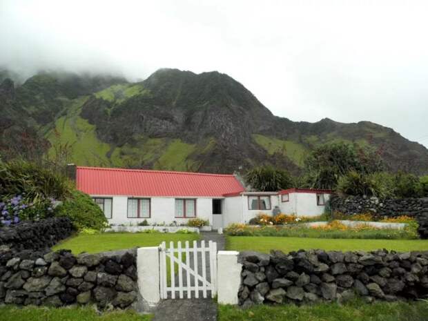 Как живут люди на одном из самых одиноких островов в мире