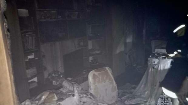 В Яровом пожарные вывели десять человек из горящего дома