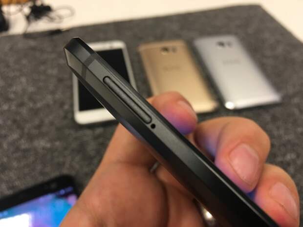 Слот для SIM-карты в HTC 10