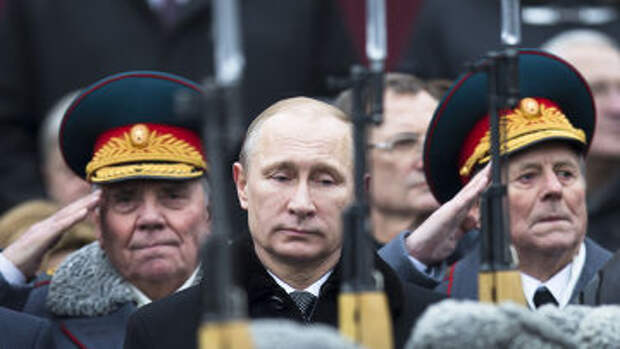 Владимир Путин на церемонии возложения венка к Могиле Неизвестного солдата во время празднования Дня защитника отечества в Москве