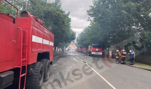 Из-за пожара в доме Шамовых в Уфе перекрыли движение по улице Октябрьской революции