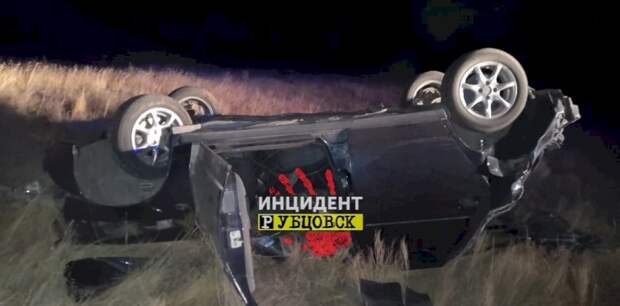 Водитель перевернулся на алтайской трассе и попал в больницу