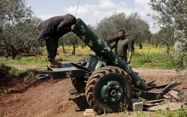 6. Сирийские повстанцы в городе Идлиб на севере Сирии. Фото: REUTERS.