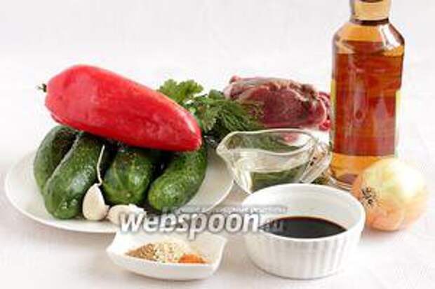 Для приготовления огурцов с мясом по-корейски возьмём все перечисленные продукты по списку.