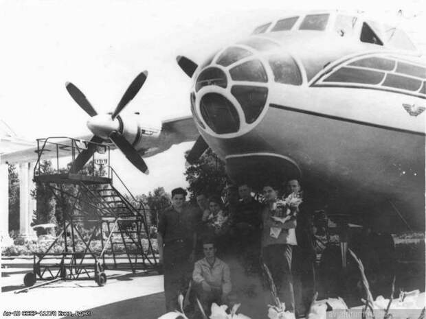 Самолет Ан-10А – «гвоздь» экспозиции авиационного павильона Выставки достижений народного хозяйства Украины в Киеве. Самое «козырное» место для фотографирования – конечно у него!