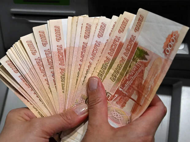 Названа сфера, где средней зарплата превысила 400 тысяч рублей