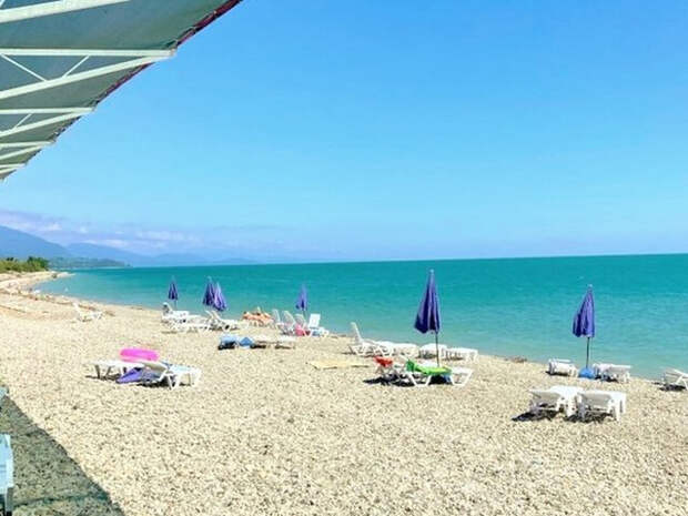 Пляж отеля (фото с https://www.booking.com/hotel/xa/apsny-gudauta1.ru.html)