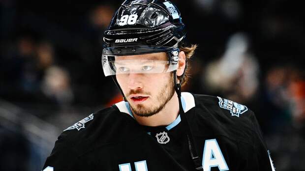 Российский защитник «Юты» Сергачев признан второй звездой дня в НХЛ