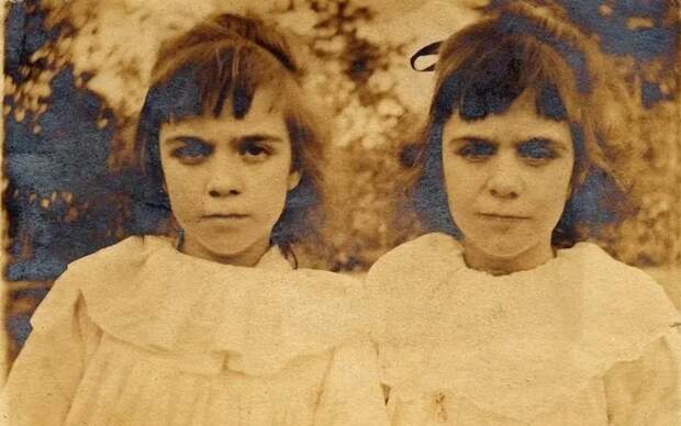 Джиллиан, подражавшая старшей из умерших, взяла на себя роль лидера по сравнению с Дженнифер, которая помнила Жаклин и беспрекословно выполняла указания сестры.