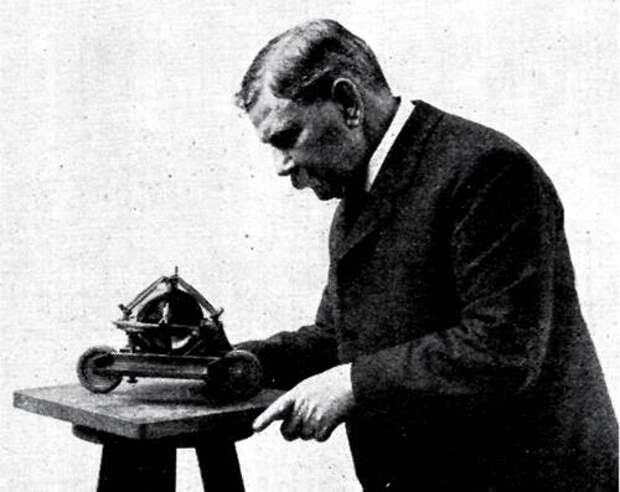 В начале ХХ века ирландец Луи Бреннан был самым известным в Европе разработчиком гироскопического транспорта. В 1909 году он представил публике полноразмерный одноколейный локомотив и катал на нем всех желающих