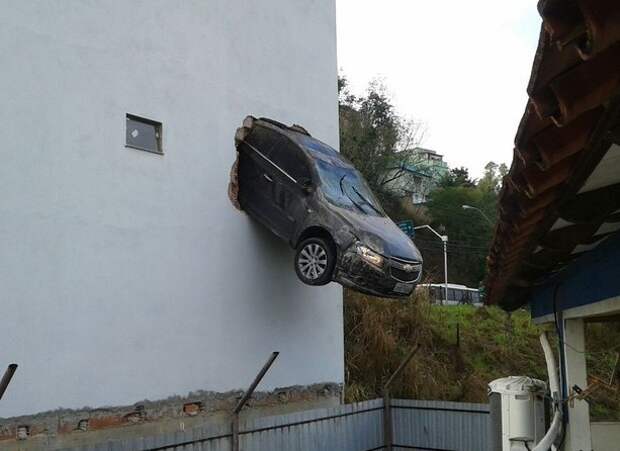 В Бразилии 30 летний электрик перепутал педали в машине и пробил стену гаража. прикол, юмор
