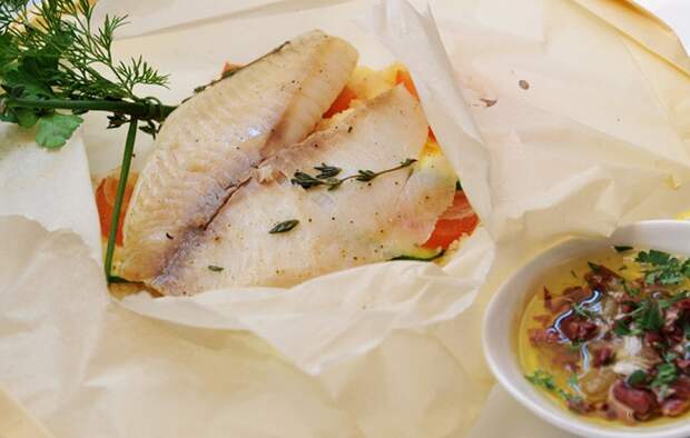 Рыба ан папийот готовится в пергаменте. / Фото: priprava.club