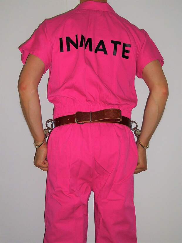 Почему в американских тюрьмах зэки носят оранжевую робу? Объясняю просто