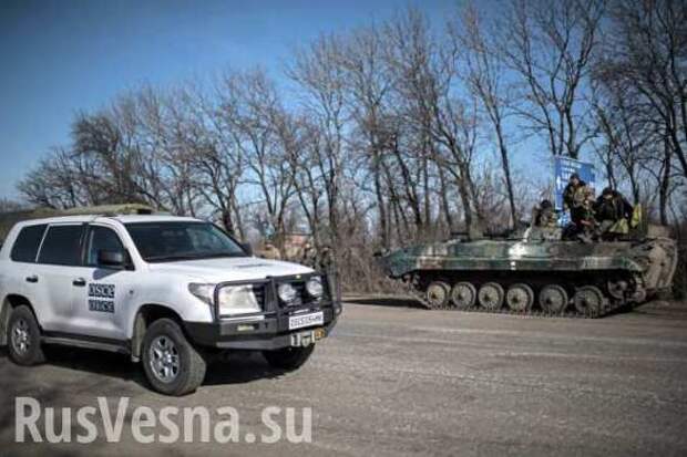 Боевик карательного батальона угрожал оружием миссии ОБСЕ после столкновения машин ВСУ и СММ | Русская весна