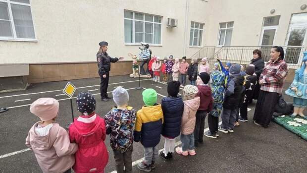 Безопасность на дорогах начинается с детства: в Адыгее прошла акция для юных пешеходов