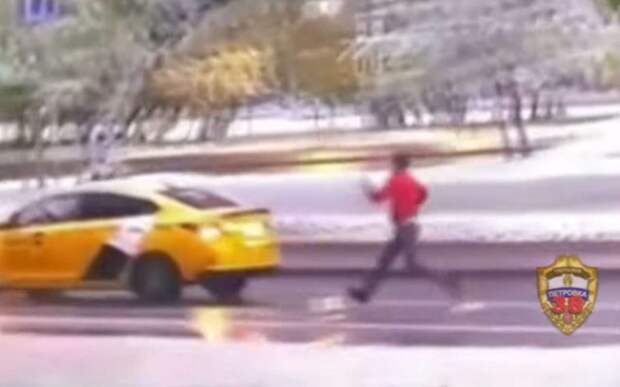 В Москве пассажир такси угнал авто у водителя-нелегала (видео)