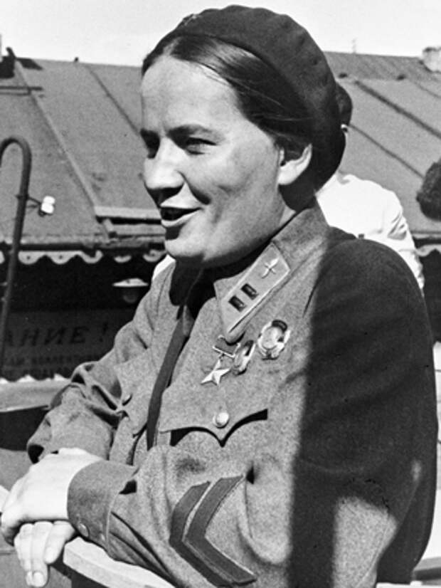 Командир женского бомбардировочного авиационного полка Герой Советского Союза майор Марина Михайловна Раскова