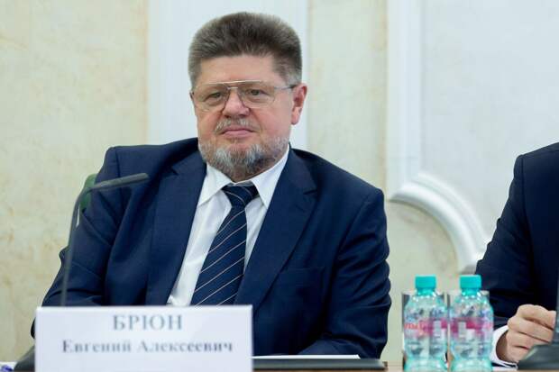 Осужденного за аферу бывшего главного нарколога России суд освободил из колонии