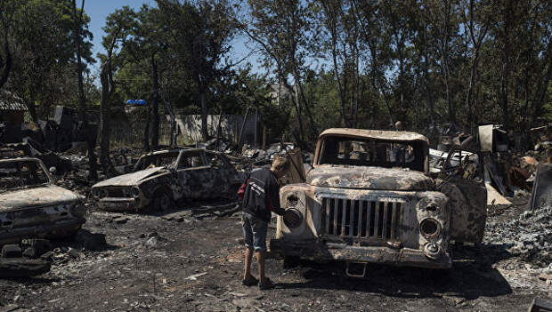Автомобили в поселке Лозовое города Донецка, сгоревшие в результате обстрела украинскими силовиками. Архивное фото