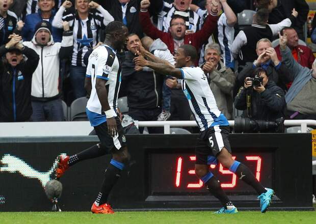 Newcastle United's Dutch midfielder Georginio Wijnaldum (R) celebrates with Newcastle United's French midfielder Moussa Sissoko