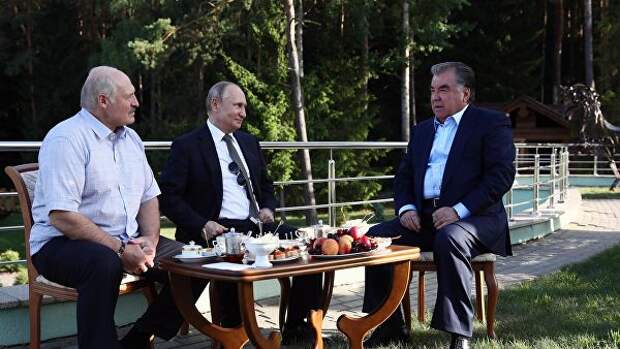 Президент РФ Владимир Путин и президент Белоруссии Александр Лукашенко и президент Таджикистана Эмомали Рахмон во время встречи в резиденции в Минске. 30 июня 2019 Президент РФ Владимир Путин и президент Белоруссии Александр Лукашенко и президент Таджикистана Эмомали Рахмон во время встречи в резиденции в Минске. 30 июня 2019