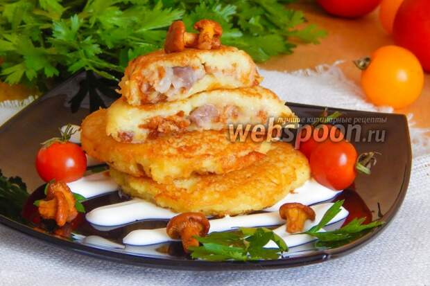 Фото Драники с лисичками и солёной грудинкой