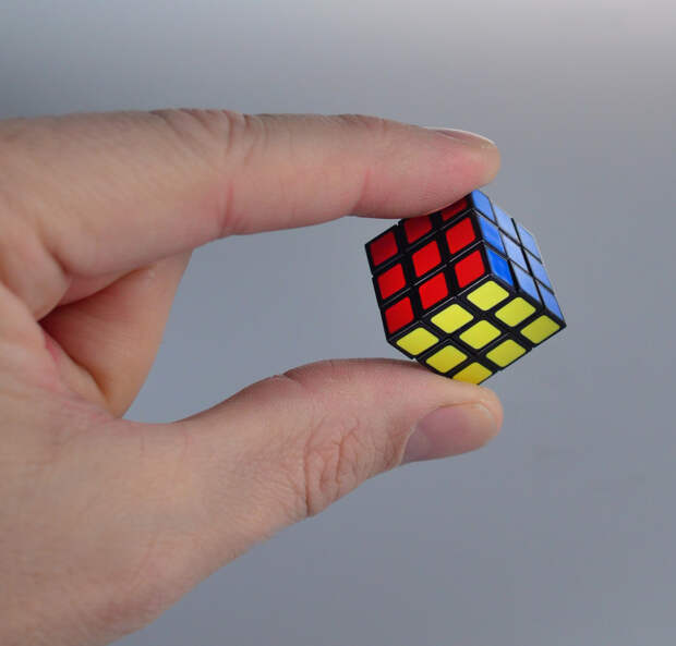 WS RUBIKS_IN HAND_HI