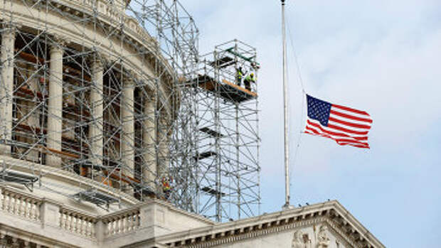 Американский флаг на здании Капитолия. Вашингтон, США. Архивное фото