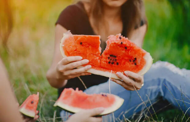 Оцениваем спелость... ногтем: простейшие лайфхаки, которые помогут выбрать самый вкусный арбуз