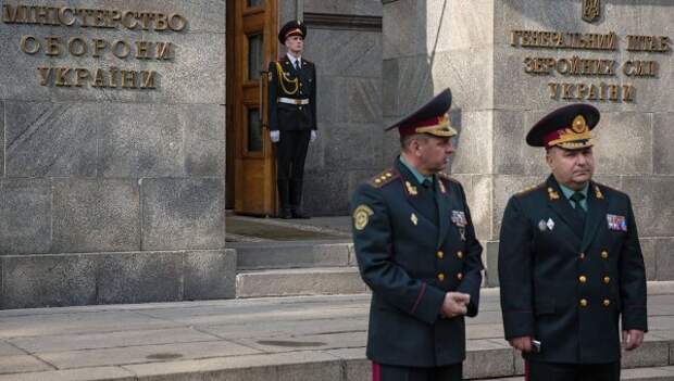 Министр обороны Украины генерал-полковник Степан Полторак у здания Министерства обороны Украины в Киеве