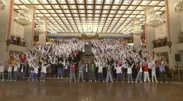 В Музее Победы провели патриотический флешмоб в поддержку участников СВО