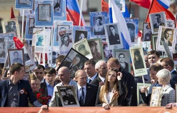 Президент России Владимир Путин во время акции "Бессмертный полк" 
