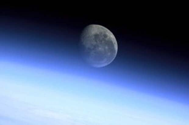 moon-earth-atmosphere