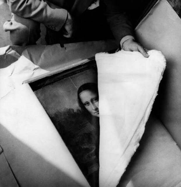 Распаковка картины «Мона Лиза», после того как она в 1939 году была спрятана от немецких войск. 1945 год. история, ретро, фотографии