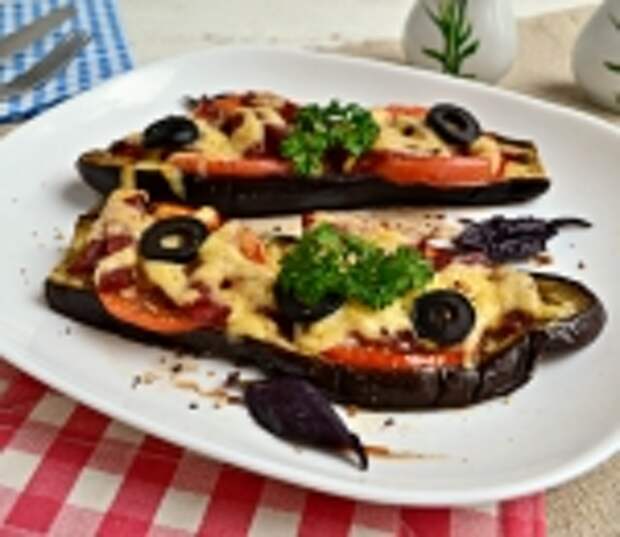 Баклажаны запеченные с колбасой и помидорами