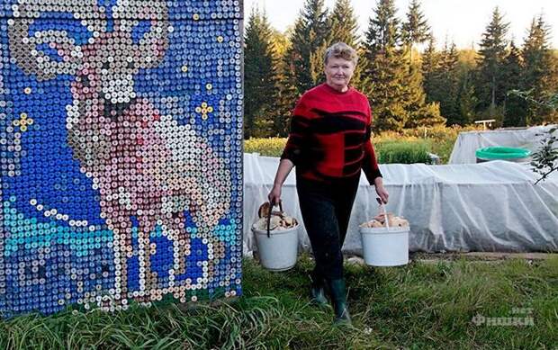 Деревенский дом с фасадом-мозаикой из бутылочных крышек. Творчество россиянки Ольги Костиной 