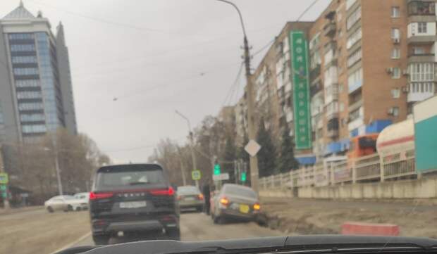 На Дзержинского попал в яму