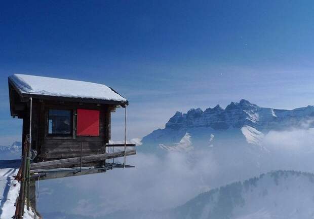 Домик на высоте 2000 метров на горнолыжном курорте Шампуссин, Швейцария. Вид на горы Les Dents du Midi. фото, экстрим, это интересно