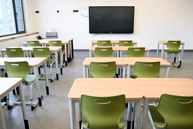 В России предложили проверять соцсети педагогов при приеме на работу