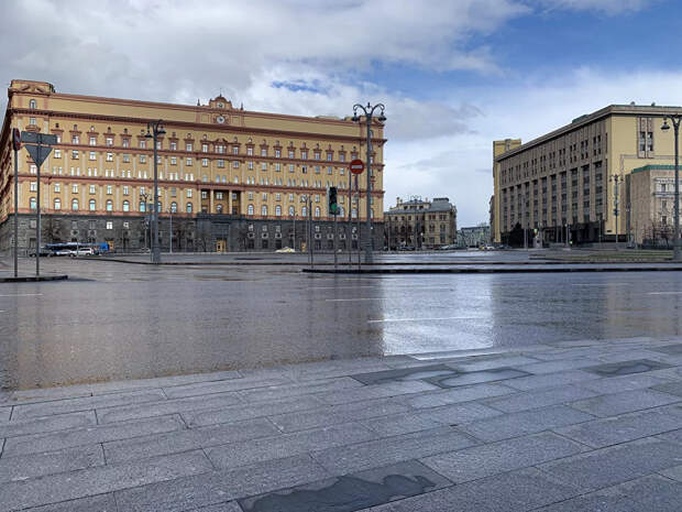 В Москве началось голосование по выбору памятника на Лубянской площади.
