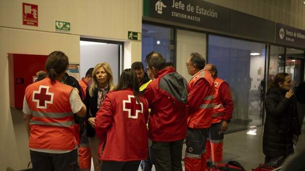 Число жертв при сходе с рельсов двух поездов в Испании выросло до 24