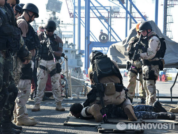 Мнение: НАТО обкладывает РФ взрывчаткой, предлагая поговорить о дружбе