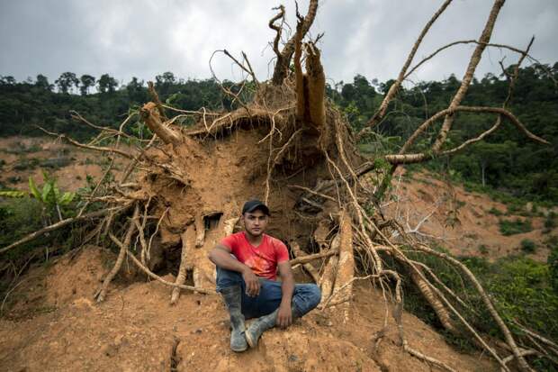 Люди скорбят о городке, который был погребен оползнем
